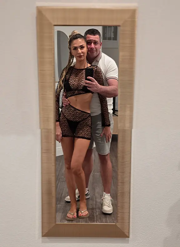 Daras and Vikki 6FUNJAX9 mirror selfie