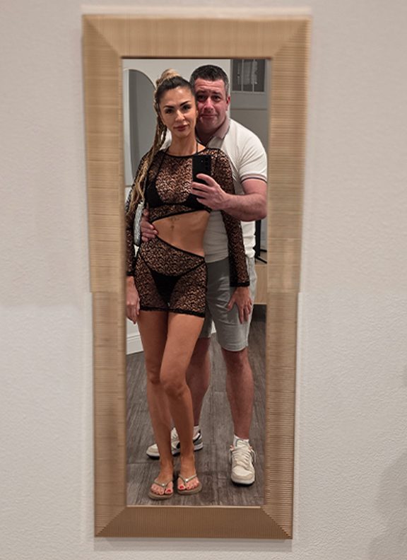 Daras and Vikki 6FUNJAX9 mirror selfie